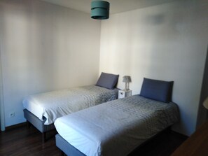 2 slaapkamers, een strijkplank/strijkijzer, internet, beddengoed