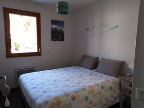 2 chambres, fer et planche à repasser, accès Internet, draps fournis