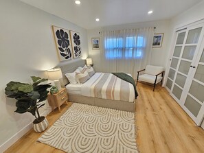 4 habitaciones, tabla de planchar con plancha, wifi y ropa de cama 