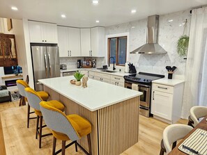 Microwave, oven, stovetop, dishwasher - Modern Retreat near Six Flags & Naval Base (Waukegan)