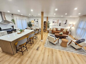 Interior - Modern Retreat near Six Flags & Naval Base (Waukegan)