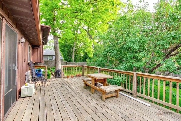 Outdoor dining - Modern Retreat near Six Flags & Naval Base (Waukegan)