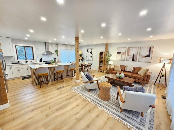 TV, fireplace - Modern Retreat near Six Flags & Naval Base (Waukegan)