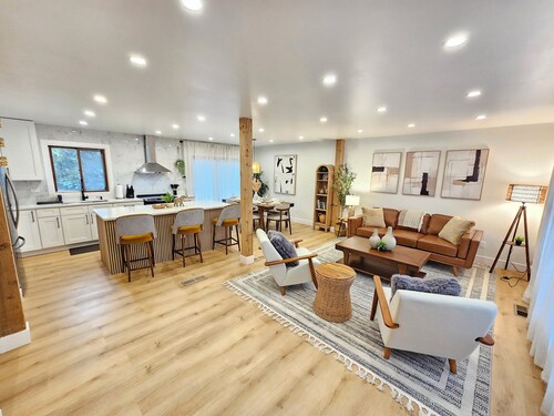 Luxury 4BR near Six Flags & Naval Base