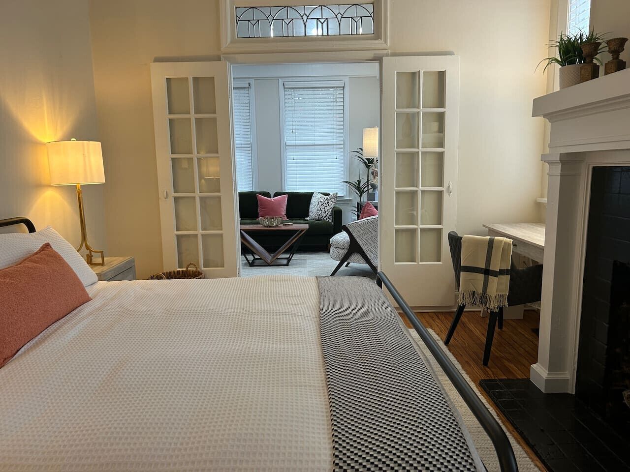 2 bedrooms, desk, iron/ironing board, WiFi