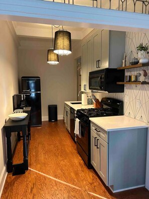 Køleskab, mikrobølgeovn, ovn, kogeplade