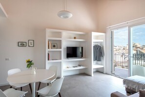 Appartement, 1 slaapkamer, balkon | Woonruimte | Een 30-inch televisie met satellietzenders