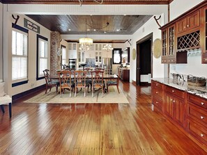 House (4 Bedrooms) | Property amenity - The Korner Store (Galveston)