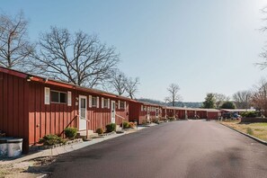 Eine Reihe von roten Motelgebäuden, bewölkter Himmel.