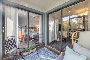 2 bedrooms, iron/ironing board, internet, bed sheets