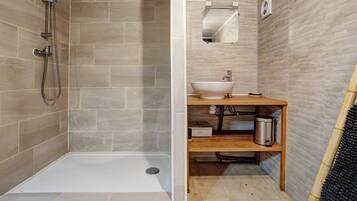 Een douche, gratis toiletartikelen