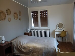 4 habitaciones, tabla de planchar con plancha y wifi