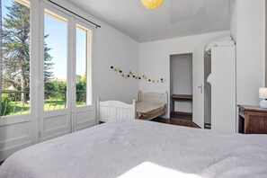 4 habitaciones, tabla de planchar con plancha y wifi 