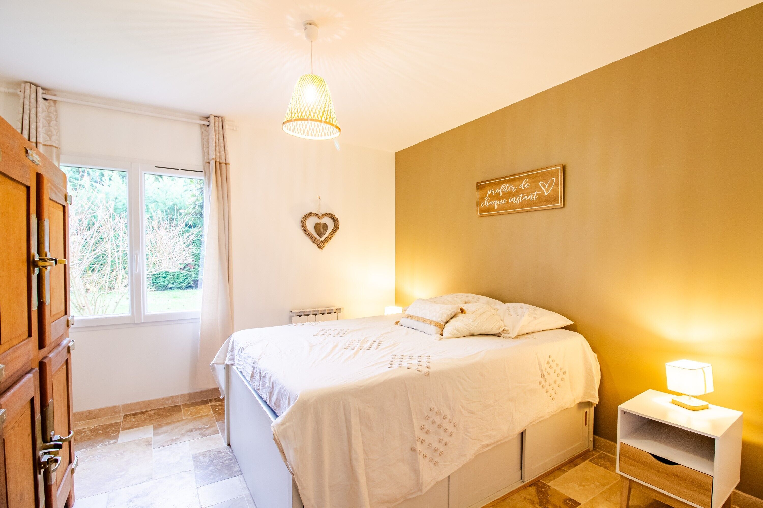 1 slaapkamer, een strijkplank/strijkijzer, wifi