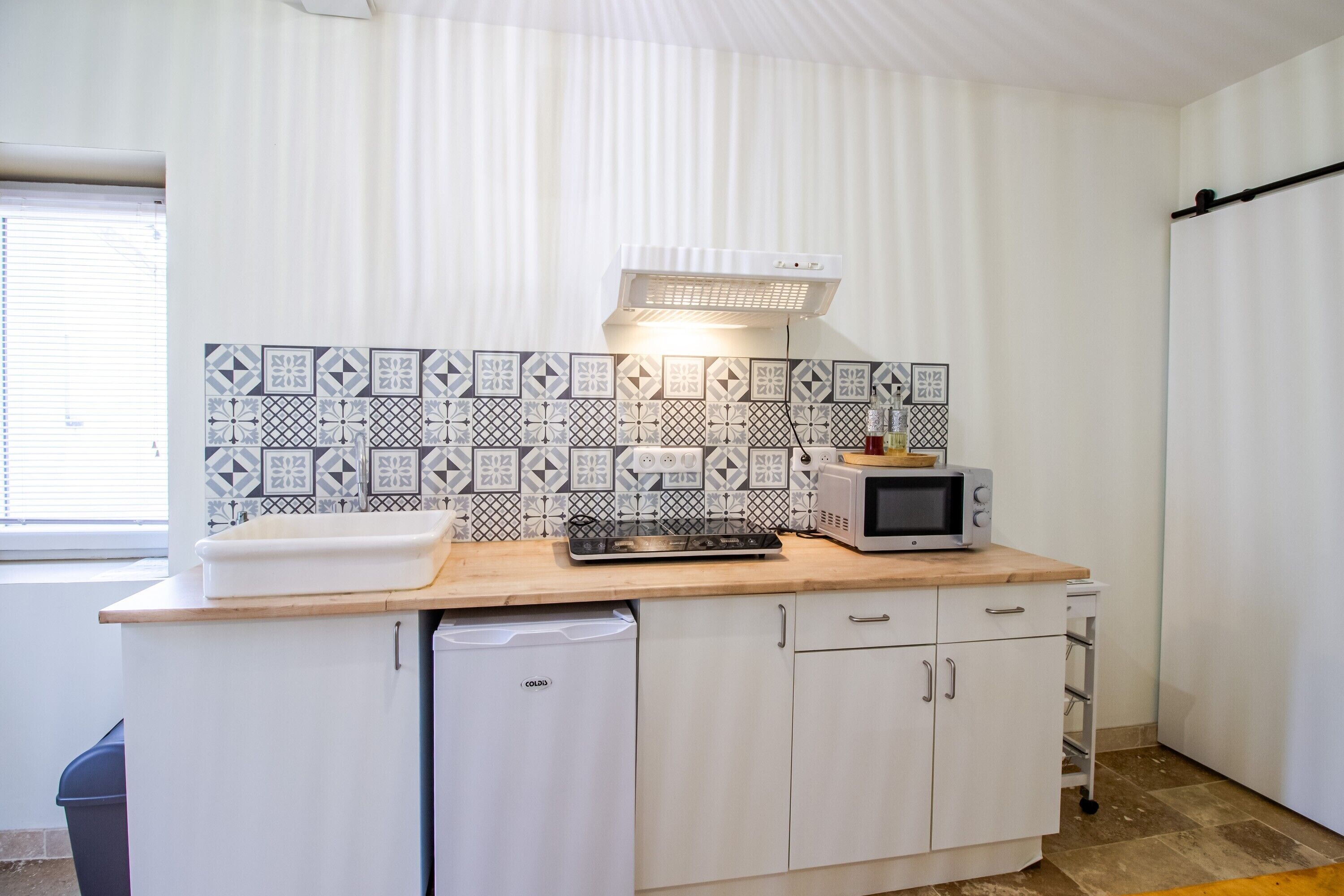 Een koelkast, een magnetron, een kookplaat