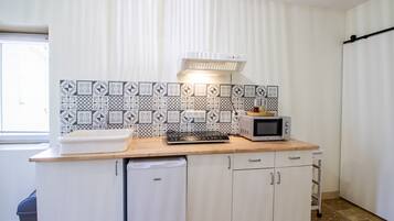 Een koelkast, een magnetron, een kookplaat