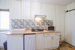 Fridge, microwave, stovetop, coffee/tea maker