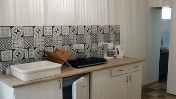 KĂŒhlschrank, Mikrowelle, Herdplatte, Wasserkocher mit Kaffee-/Teezubehör