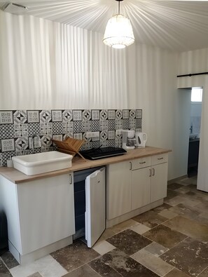 Kühlschrank, Mikrowelle, Herdplatte, Wasserkocher mit Kaffee-/Teezubehör