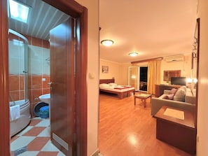 Comfort Studio, Balcony, Sea View | Living area - Beachfront Apartments Oaza (Petrovac)