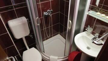 Classic Twin Room, Balcony, Sea View | Bathroom | Towels, soap, shampoo, toilet paper