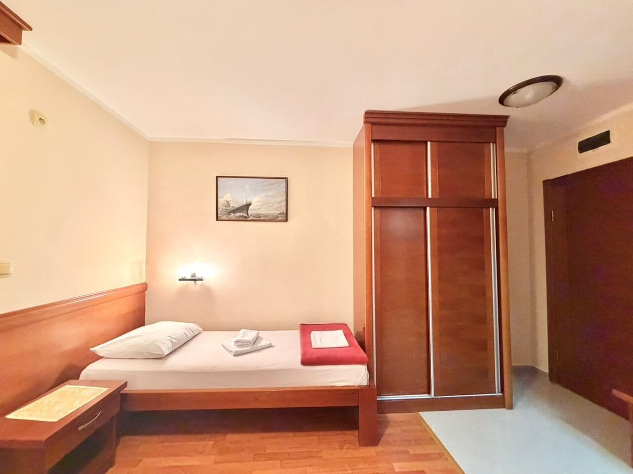 Superior-Apartment, Balkon, Meerblick | Schreibtisch, laptopgeeigneter Arbeitsplatz, kostenloses WLAN