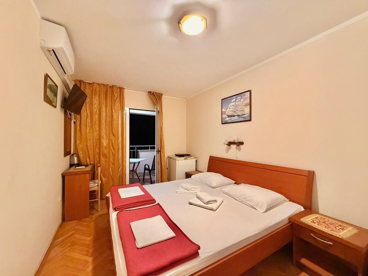 Comfort-Dreibettzimmer, Balkon, Meerblick | Schreibtisch, laptopgeeigneter Arbeitsplatz, kostenloses WLAN