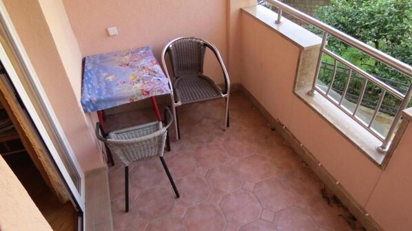 مكتب ومساحة عمل للكمبيوتر المحمول وواي فاي مجانًا