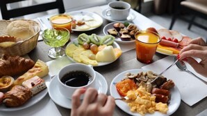 Una mesa de desayuno con diversos alimentos y bebidas.