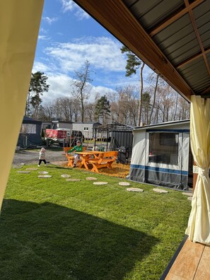 Outdoor dining - Wohni 2 with Private Terrace and Garden (Brandenburg an der Havel)