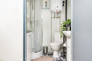 Douche, sèche-cheveux, serviettes fournies