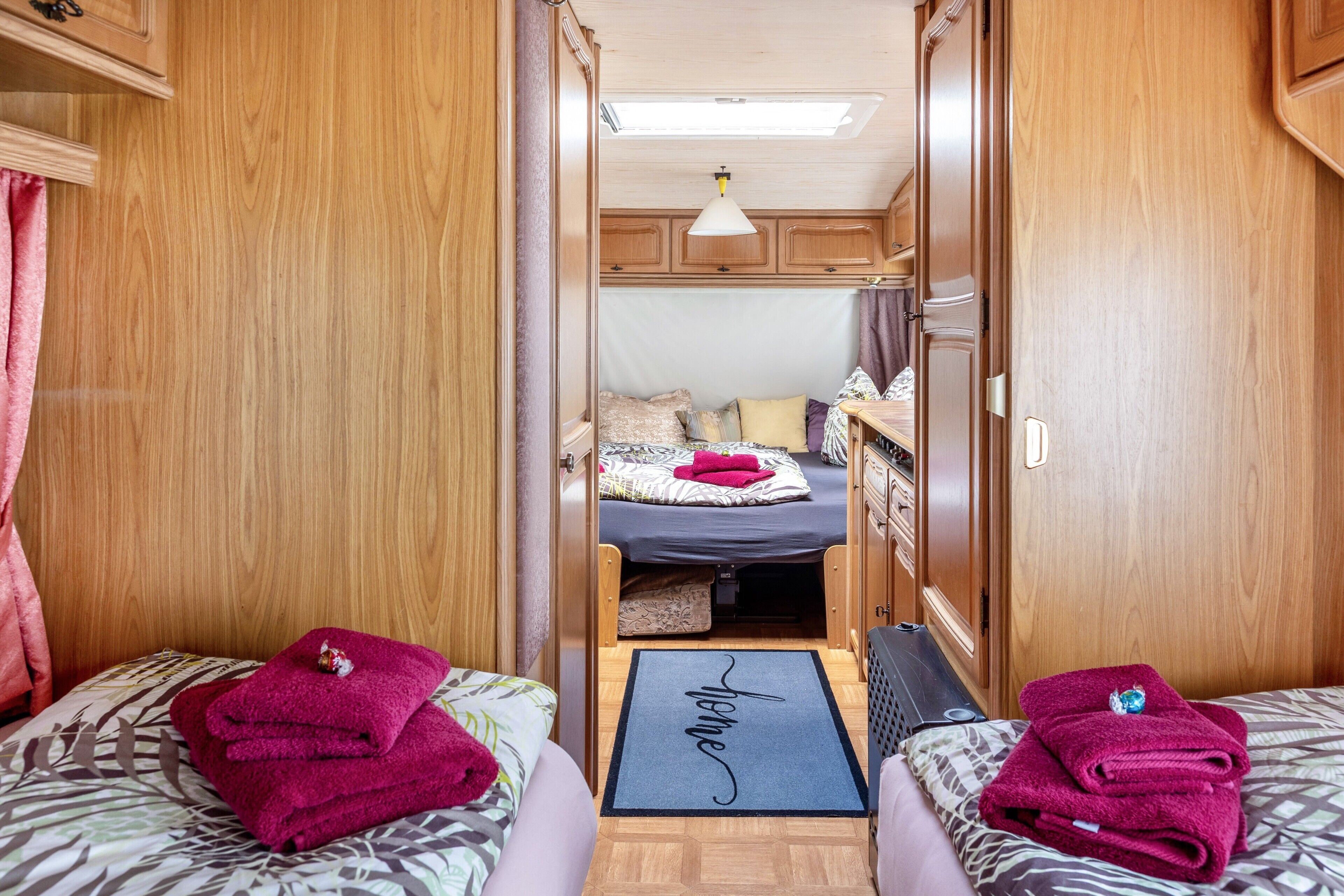 1 bedroom, bed sheets