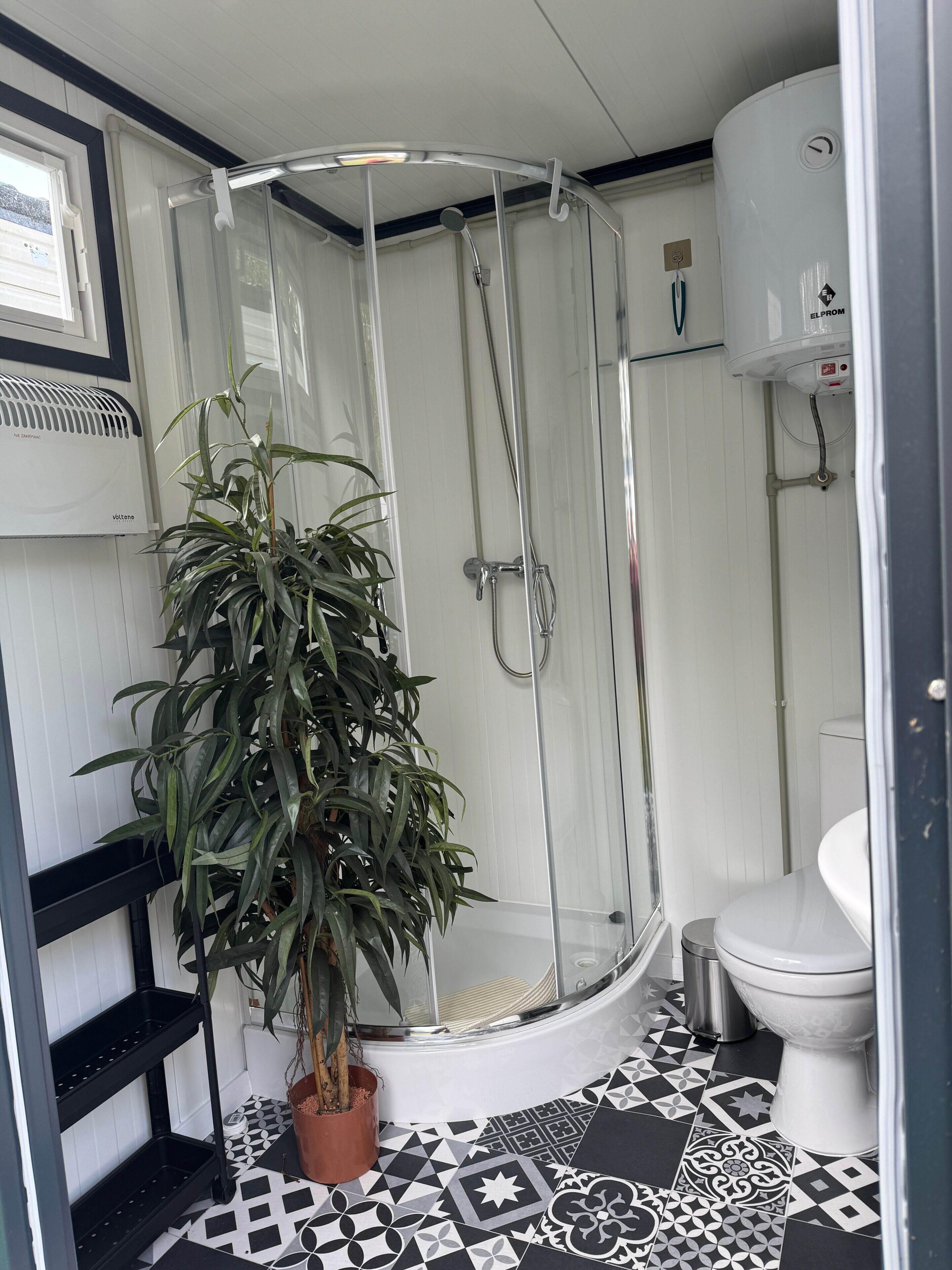 Een douche, een haardroger, handdoeken