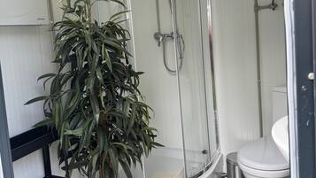 Een douche, een haardroger, handdoeken