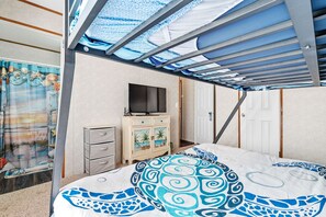 2 bedrooms, desk, iron/ironing board, WiFi