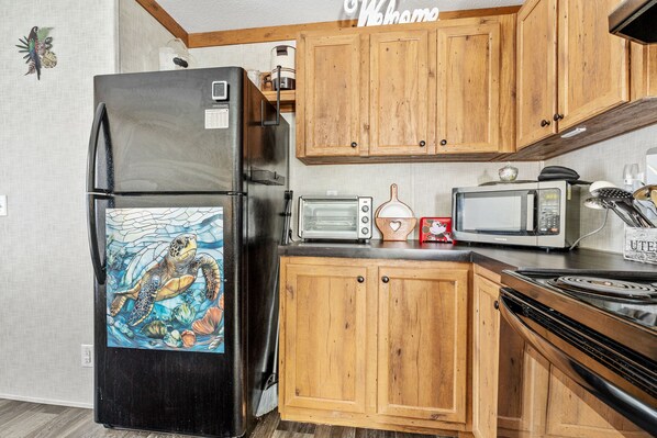 Réfrigérateur, micro-ondes, four, plaque de cuisson