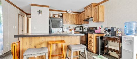 Kylskåp, mikrovågsugn, ugn och spishäll