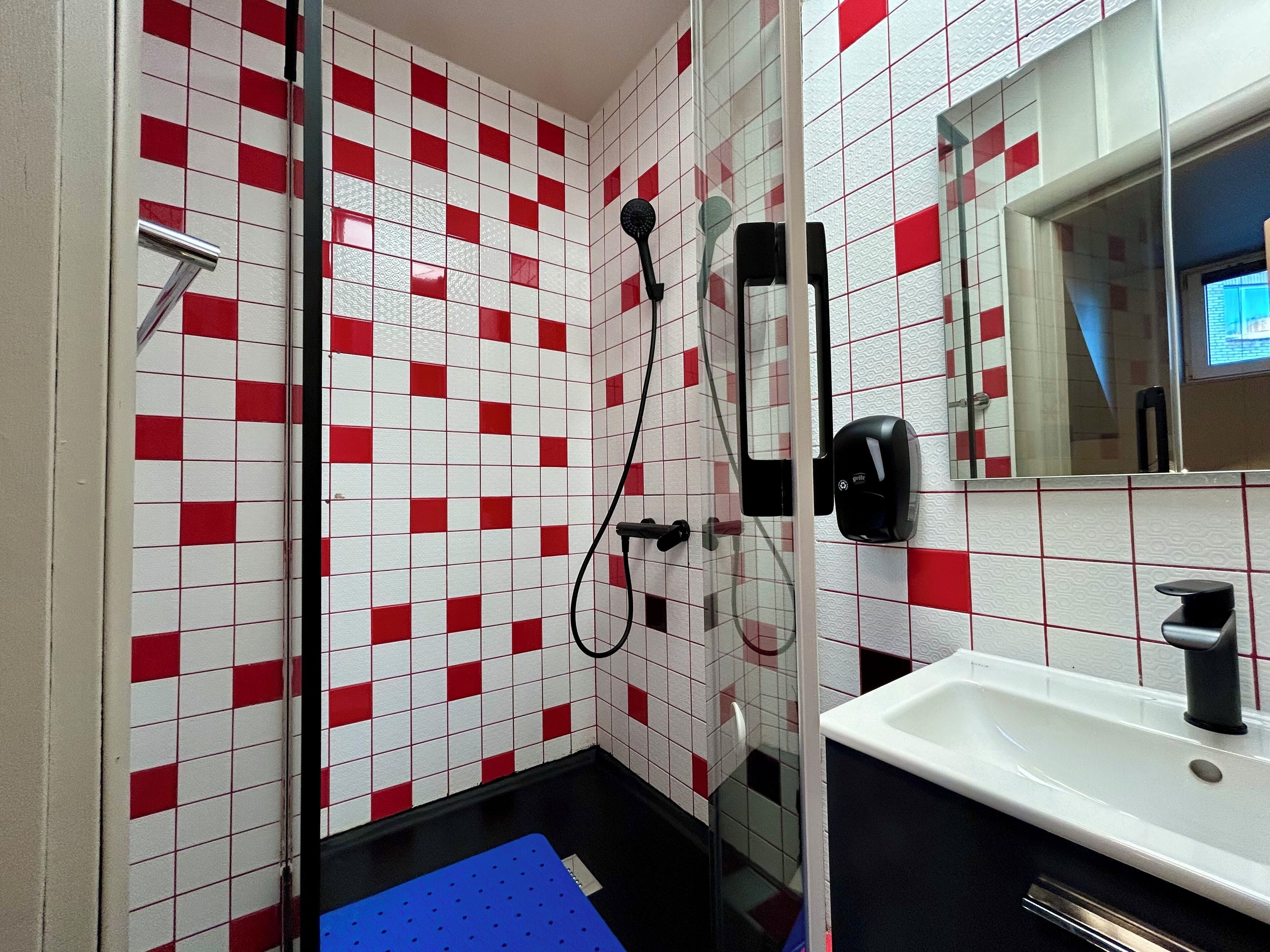 Ducha, secador de pelo, pantuflas, toallas