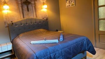 Kahden hengen deluxe-huone, näköala pihalle | Työpöytä, kannettavalle tietokoneelle sopiva työtila, pimennysverhot