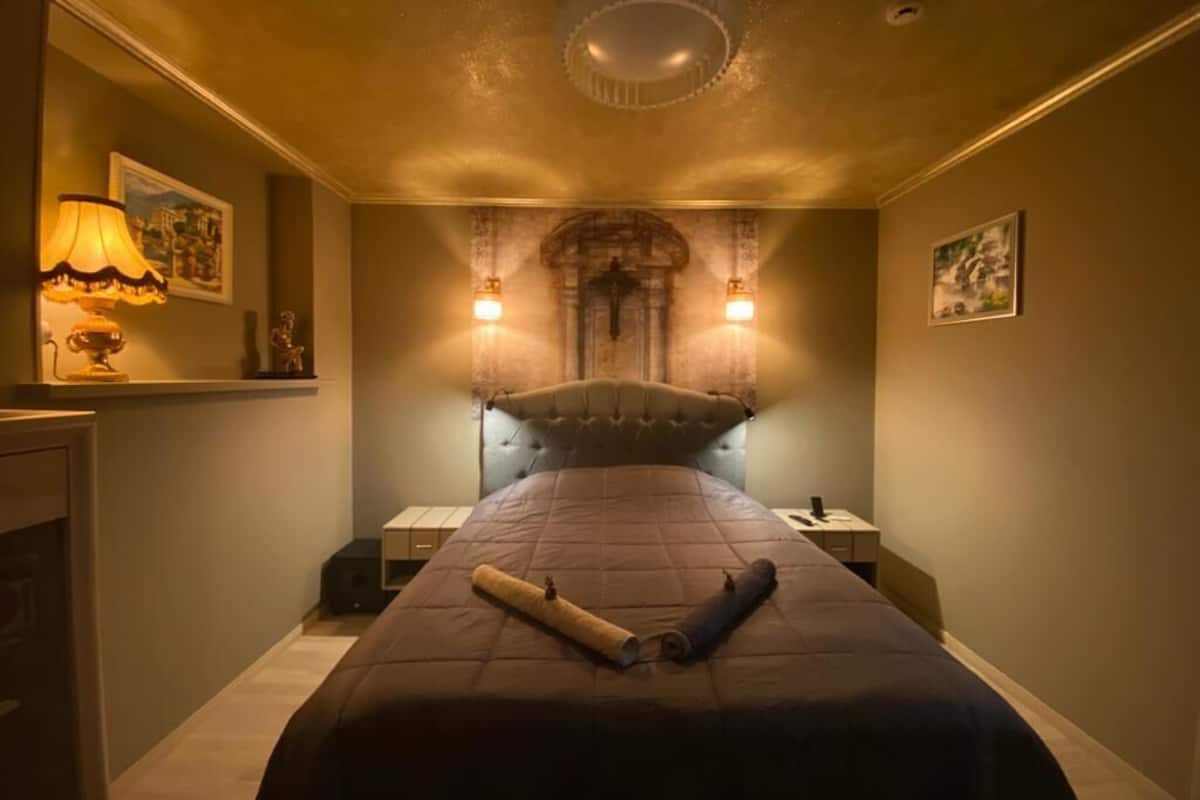 Doppia Deluxe, vista cortile | Una scrivania, postazione laptop, tende oscuranti, ferro/asse da stiro