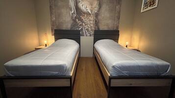 Bureau, espace de travail pour ordinateur portable, rideaux occultants