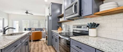 Kjøleskap, mikrobølgeovn, ovn og oppvaskmaskin