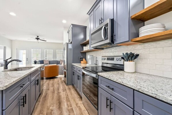 Jääkaappi, mikroaaltouuni, uuni, astianpesukone