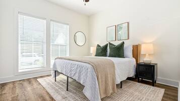 3 makuuhuonetta, silitysrauta/-lauta, Wi-Fi, vuodevaatteet