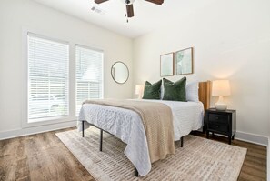 3 habitaciones, tabla de planchar con plancha, wifi y ropa de cama 