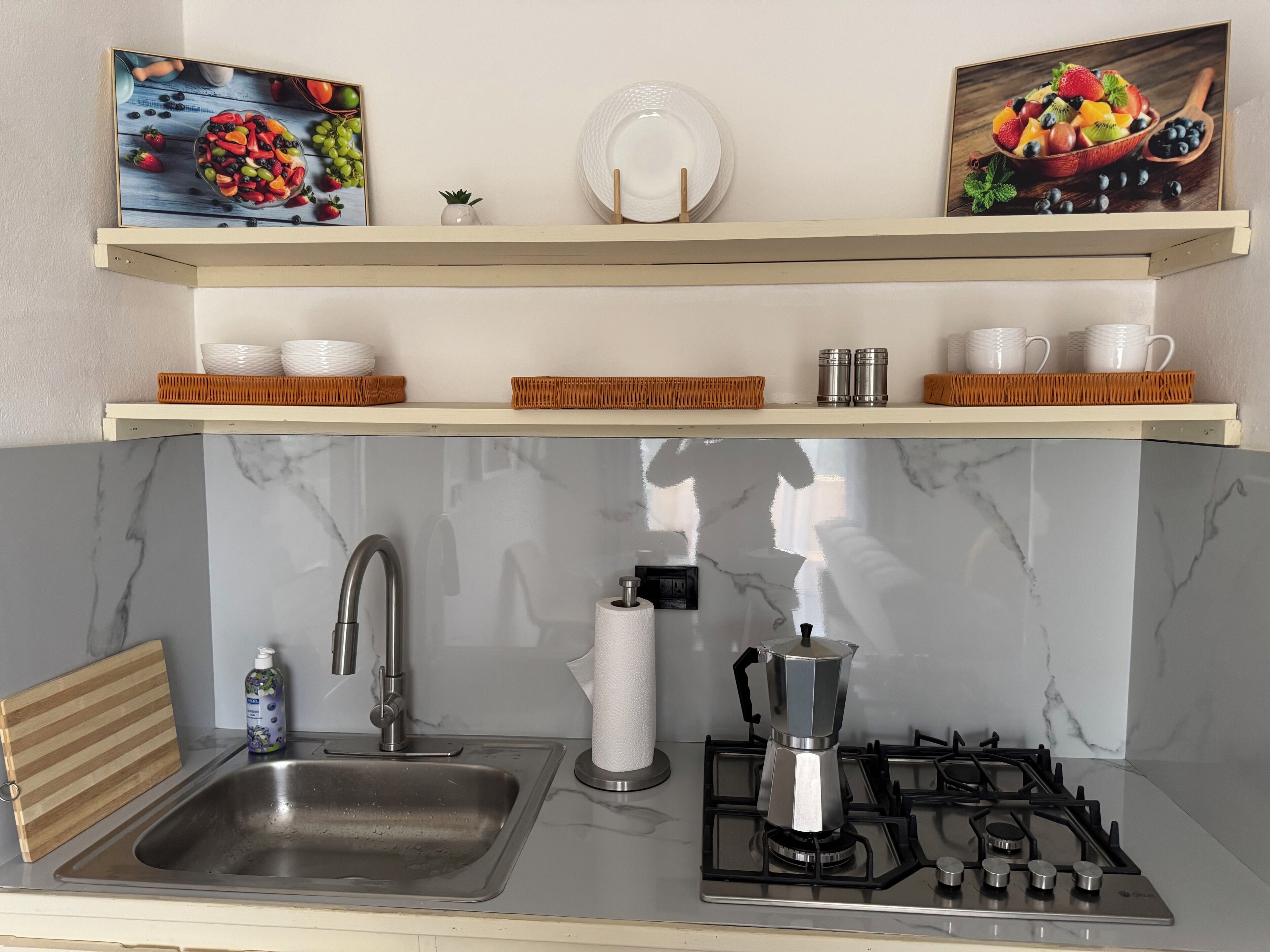 Een koelkast, een microgolfoven, een kookplaat