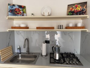 ثلاجة، ميكروويف، موقد طهي مسطح، ماكينة لصنع القهوة/الشاي