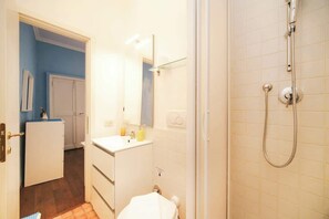 Douche, sèche-cheveux, shampoing