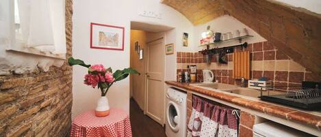 Coffee/tea maker, fridge, stovetop, electric kettle