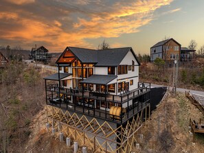 Exterior - Luxury Gatlinburg Lodge | Sleeps 26• 8 BR •Views•Gym•Elevator•Hot Tub•Gameroom (Gatlinburg)